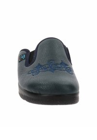 Scarpa slip-on grigio scuro con tomaia in pelle testurizzata, dettagli in blu navy e un design ricamato floreale sulla parte anteriore. Suola in gomma nera.