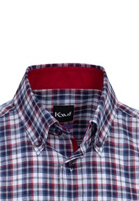 Camicia a quadri con una combinazione di colori rossi, blu e bianchi. Colletto button-down con fodera interna rossa uni. Logo del brand visibile.