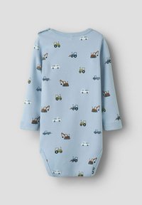 Jasnoniebieski body z długim rękawem z powtarzającymi się małymi grafikami ciągników i ciężarówek w kolorze brązowym, zielonym i białym, uszyty z miękkiej bawełny.