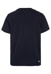 Mörkblå T-shirt med kort ärm, tillverkad av bomull och med regular fit. Har en rund halsringning och en liten etikett med texten 'ULTRA DRY' vid fållen.