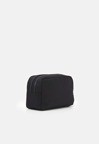 Pochette cosmétique rectangulaire noire en matériau durable, dotée d'une fermeture à double zip et d'une texture lisse. Design compact.