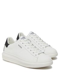 Sneaker bianche in pelle con un accento nero sul tallone, dotate di lacci piatti e del marchio "GUESS" impresso sulla linguetta e sul lato. Texture liscia.
