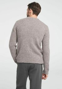 Grauer Strickpullover mit texturiertem Finish, gerippten Bündchen und Saum, mit Rundhalsausschnitt und normaler Passform, von hinten betrachtet.
