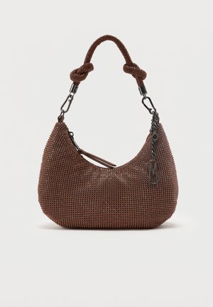 Malá hnedej polmesiacovej tvaru kabelka s korálkami, uzlovaným uchom, zipsovým uzáverom a visiaci kovový logo prívesok.