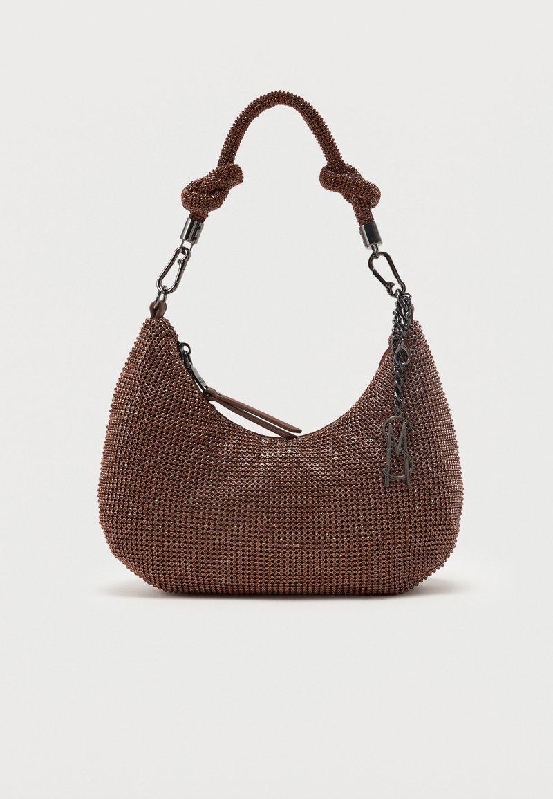 Μικρή τσάντα σε σχήμα ημισελήνου με καφέ χάντρες, κόμπο σε λαβή, κλείσιμο με φερμουάρ και μεταλλικό κρεμαστό διακοσμητικό λογότυπο.