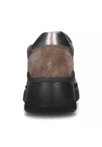 Sneaker in suede marrone con accenti grigio scuro, parte posteriore testurizzata e suola in gomma resistente. Caratterizzato da un tacco arrotondato e sezioni in rete traspirante.