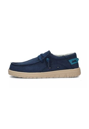 Scarpa slip-on in tela navy con suola in gomma beige, dettagli blu, cuciture decorative e fodera interna a fantasia.