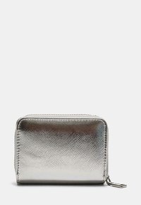 Metaliczny srebrny portfel o fakturowanym wykończeniu, z zamknięciem na zamek i kompaktowym prostokątnym kształtem. Gładka powierzchnia, minimalistyczny design.