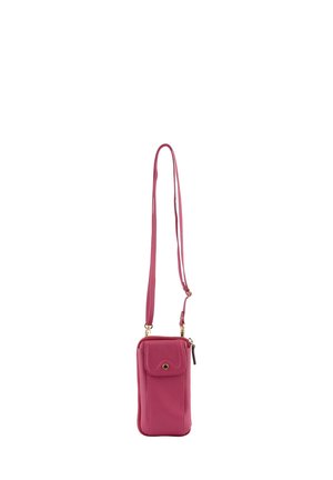 Petit sac bandoulière en cuir rose avec poche avant à pression et bandoulière longue réglable.