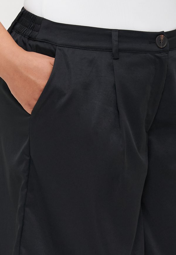 CARMANITA BERMUDA  - Shorts2