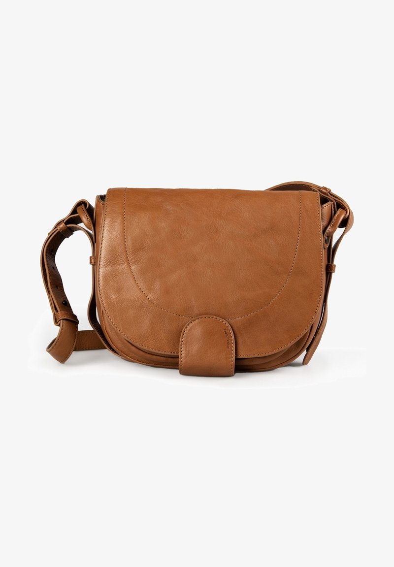 Brun læder crossover taske med en rund klap, justerbar rem og en sikker lukning. Glat tekstur og minimalistisk design.