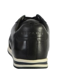 Sneaker in pelle nera con texture liscia, dotato di una suola bianca con una striscia nera e logo in rilievo sul retro.