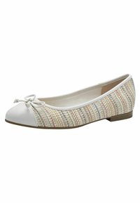 Ballerines avec un capuchon en faux cuir blanc et un corps en textile tissé présentant des rayures pastel, ornées d'un petit nœud.