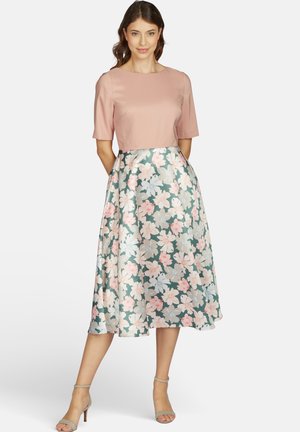 MIT BLUMENPRINT UND SCHWINGENDEM - Cocktail dress / Party dress - grün