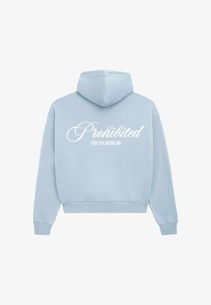 Svetlo modra kapuca s sweatshirtom, ki na hrbtni strani nosi napis "Prohibited 10119 BERLIN" v beli kurzivi. Mehka tkanina, sproščen kroj, rebrasti manšeti.