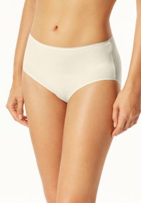 Mutande di cotone alte in vita, color crema, con una superficie liscia e una cintura elastica. Presentano un design senza cuciture per il massimo comfort.