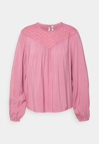 Blusa de manga longa rosa com um yoke texturizado com padrões florais, design plissado e punhos franzidos. O material parece suave e leve.