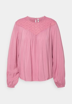 Blusa de manga longa rosa com um yoke texturizado com padrões florais, design plissado e punhos franzidos. O material parece suave e leve.