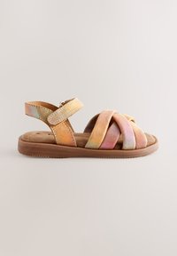Sandales à brides avec une tige douce aux teintes arc-en-ciel, comprenant des brides croisées et une bride de cheville ajustable. Semelle marron texturée.