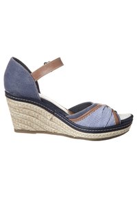 Klínové sandály se tkanou juty, svrchní část z látky s námořnickými a bílými pruhy a hnědým detailem na řemínku. Otevřená špička.