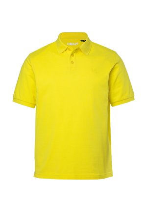 Helles gelbes Kurzarm-Poloshirt mit Kragen und Drei-Knopf-Leiste, mit dem Aufdruck "MEN+", auf weißem Hintergrund dargestellt.