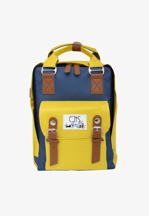 Bunt gefärbter zweifarbiger Rucksack mit gelbem und marineblauem Stoff, Lederakzenten, flachen Trägern und einer Vordertasche mit einem haustierbezogenen Etikett.
