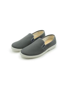 Des chaussures slip-on en toile grise avec une semelle tissée blanche, présentant un design simple et des accents cousus le long du périmètre.