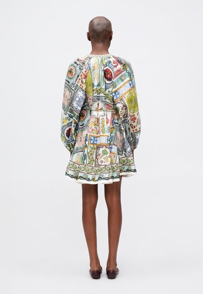Rochie colorată cu un design patternat, cu mâneci lungi, un bust strâns și o fustă evazată. Materialul pare ușor, cu o cădere fluidă.