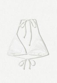 Haut de bikini triangulaire blanc avec fines bretelles à nouer, fabriqué en tissu lisse. Présente des bords froncés et un design minimaliste.