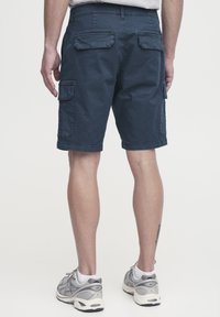 Marineblaue Cargo-Shorts aus leichtem Stoff, mit zwei Gesäßtaschen und Seitentaschen, mit bequemer Passform und knielangem Design.