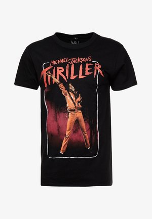 Czarna koszulka z czerwonym napisem "Michael Jackson's Thriller" oraz obrazem Michaela Jacksona w pomarańczowej kurtce i spodniach, przyjmującego taneczną pozę.