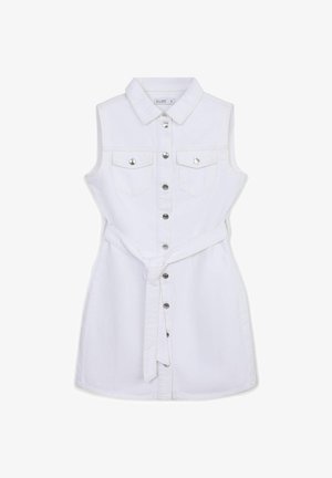 Abito in denim bianco senza maniche con collo a camicia, chiusura frontale a bottoni, due tasche sul petto e cintura in vita annodata.