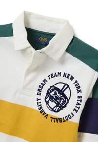 Witte polo met groen, marineblauwe en gele horizontale strepen. Voorzien van geborduurd logo van een voetbalhelm en tekst. Gemaakt van katoen.