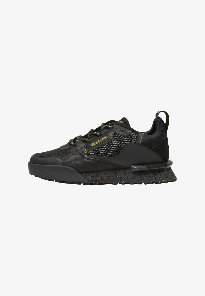Baskets de sport noires avec semelle texturée, panneau latéral en mesh, logo jaune « REPLAY » et lacets noirs et jaunes, montrées en profil droit.
