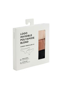 Lot de trois culottes brésiliennes espiègles en différentes teintes : beige clair, beige moyen et noir. Fabriquées en mélange de polyamide respirant et à séchage rapide.