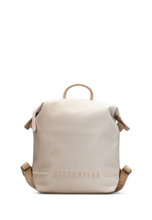 Beige gestructureerde rugzak met bovenhandvat, verstelbare banden en "Hispanitas"-branding aan de voorkant.