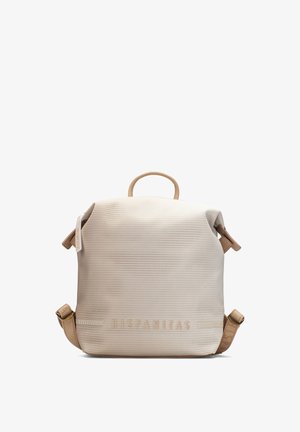 Zaino beige texturizzato con maniglia superiore, spallacci regolabili e marchio "Hispanitas" sul davanti.