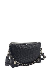 Sac à main en cuir tressé noir avec bandoulière en chaîne argentée et bandoulière en cuir réglable, arborant une étiquette logo "mila louise paris".