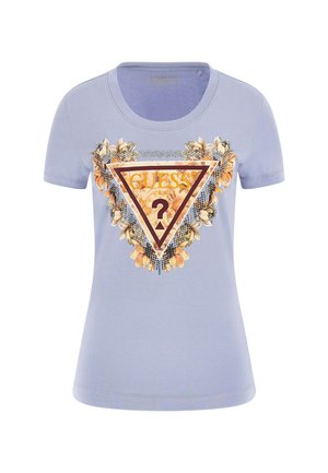 Camiseta de manga corta azul claro con un gráfico floral triangular que incluye el texto "GUESS" y lentejuelas decorativas. Material de algodón suave y liso.