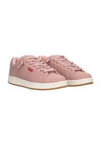 Sneaker in tessuto rosa con una texture liscia, punta rotonda e design con lacci standard. Suola intermedia bianca e suola in gomma naturale; piccolo dettaglio di branding rosso.
