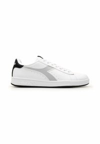 Sneaker bianco con tomaia in pelle liscia, accenti grigi, cappuccio del tallone nero, dettagli perforati e suola in gomma testurizzata.