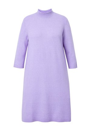 Abito in misto lana color lilla con collo alto, maniche a tre quarti, taglio dritto e texture liscia, che offre una silhouette semplice e rilassata.