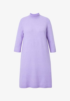 Abito in misto lana color lilla con collo alto, maniche a tre quarti, taglio dritto e texture liscia, che offre una silhouette semplice e rilassata.
