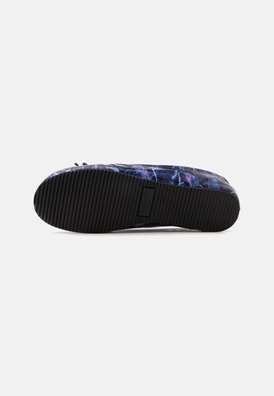 Semelle de chaussure unique visible, noire avec des rainures horizontales, partie supérieure montrant un tissu foncé avec un motif d’éclairs bleu et rose.