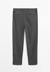 Vue arrière d’un pantalon formel gris charbon avec passants de ceinture et deux poches arrière boutonnées sur fond blanc.