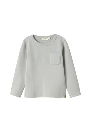 Camisetta a maniche lunghe di colore grigio chiaro realizzata in tessuto morbido. Presenta un colletto rotondo, una tasca sul petto e un piccolo dettaglio del logo sull'orlo.