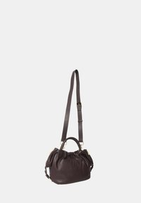 Borsa in pelle di un ricco bordeaux scuro, con un design arricciato, manico corto e una tracolla lunga regolabile. Accenti in hardware dorato visibili.