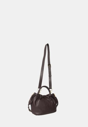 Bolso de piel en burdeos oscuro, con un diseño fruncido, asa corta y una correa larga ajustable. Se aprecian detalles en dorado.