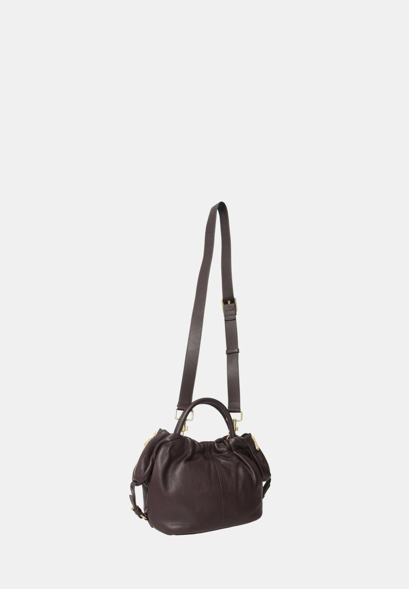 Borsa in pelle di un ricco bordeaux scuro, con un design arricciato, manico corto e una tracolla lunga regolabile. Accenti in hardware dorato visibili.