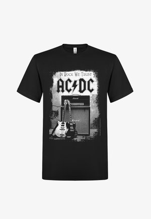 Svart bomull T-skjorte med grafikk av to elektriske gitarer og en Marshall forsterker, med teksten "In Rock We Trust" og "AC/DC."